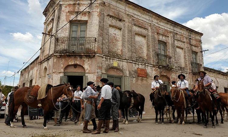 Boliche de Bessonart y escena tradicional en San Antonio de Areco