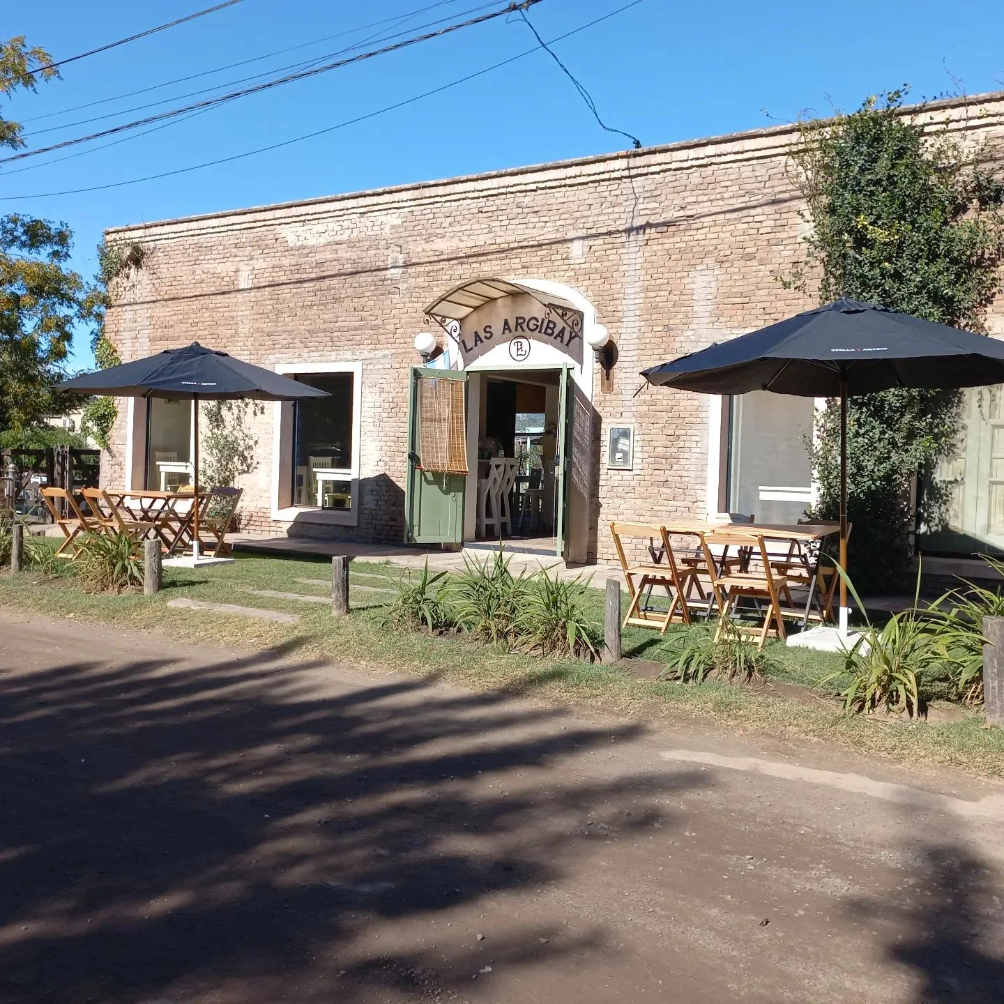 Fachada de Las Argibay en Villa Lía